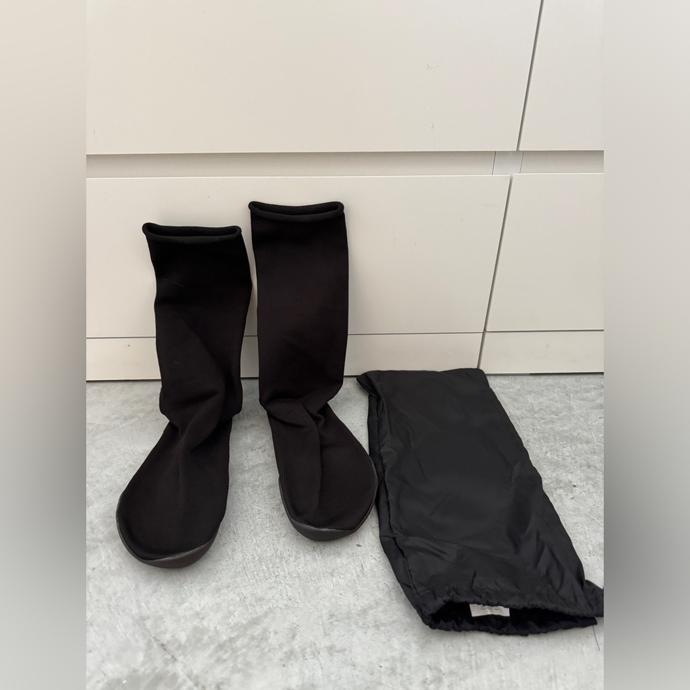 Yeezy Pods / size 1 / New / Unisex